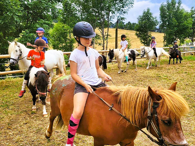 session équitation en colonie de vacances enfants de 7 à 11 ans 