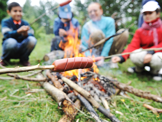 barbecue au feu de camp colo été spécial enfants