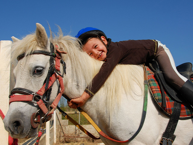 fillette sur son cheval colonie de vacances été 