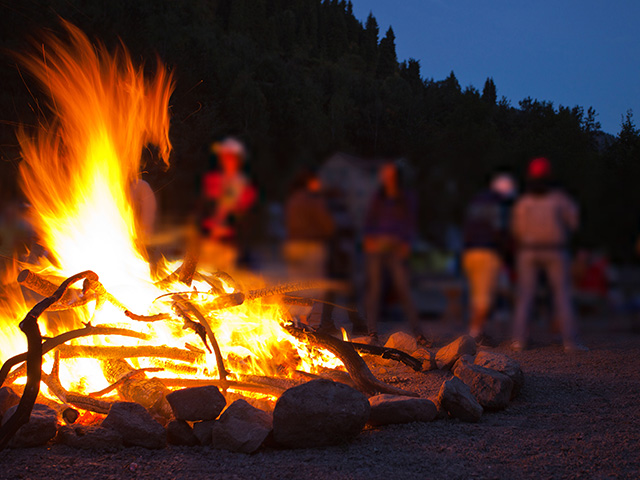 feu de camp lors d'une veillée dans le vercors cet été