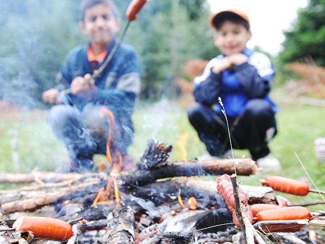 cuisson de saucisses lors d'un feu de camp séjour enfants dans le vercors cet été