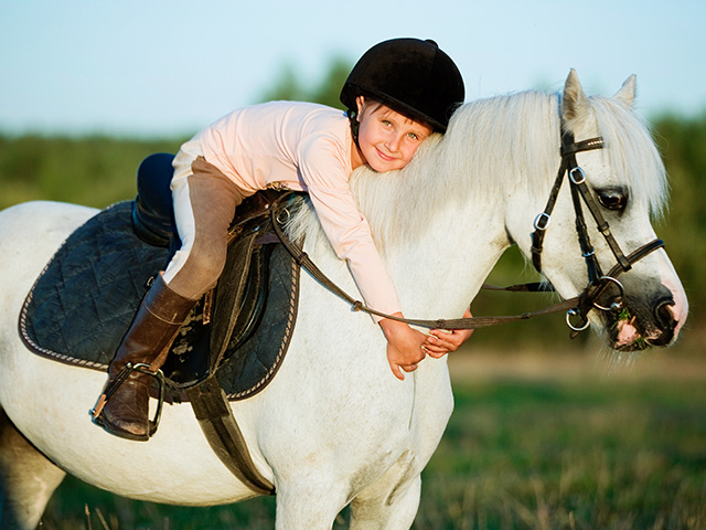 fillettes sur son cheval en colo de vacances à villard de lans