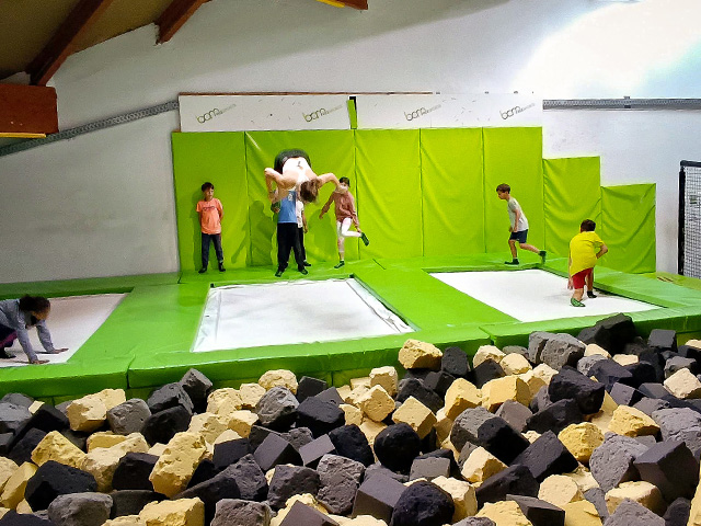 trampoline géant et bac à mousse séance freesports dans le vercors cet été