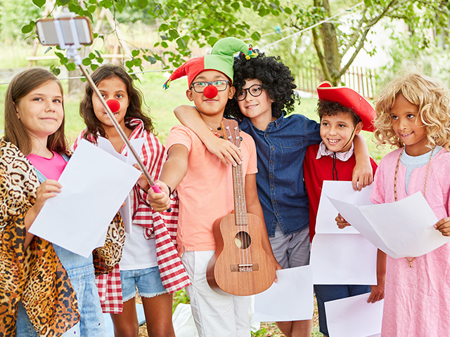 jeunes enfants déguisés en colonie de vacances 
