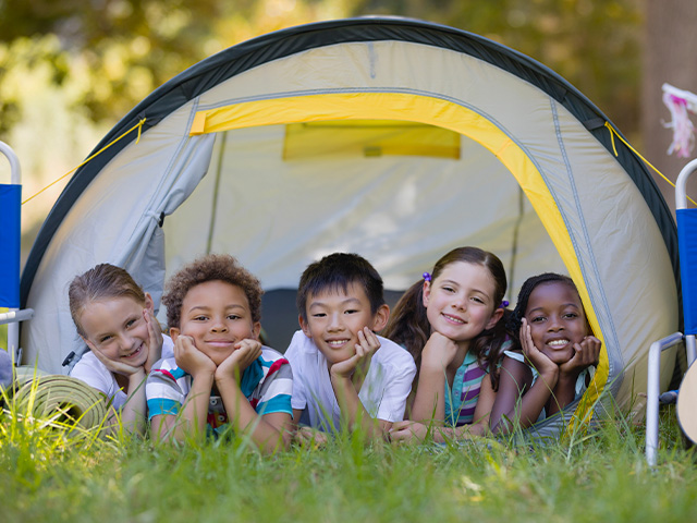 quatre enfants pris en photo dans une tente en pleine journée colo 6-11 ans