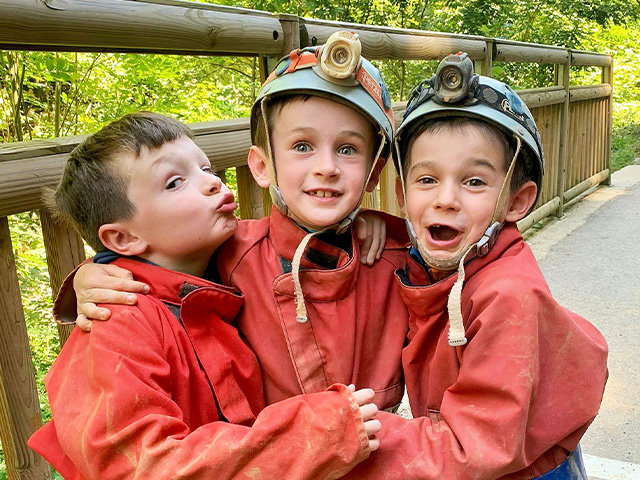 enfants pris en photo s'amusant et en tenue pour une session de spéléologie dans le vercors