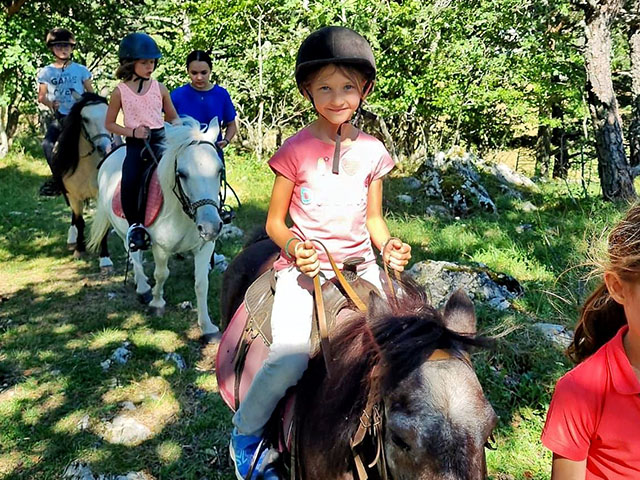 activités équitation avec une balade en forêt lors d'un séjour à villard de lans cet été