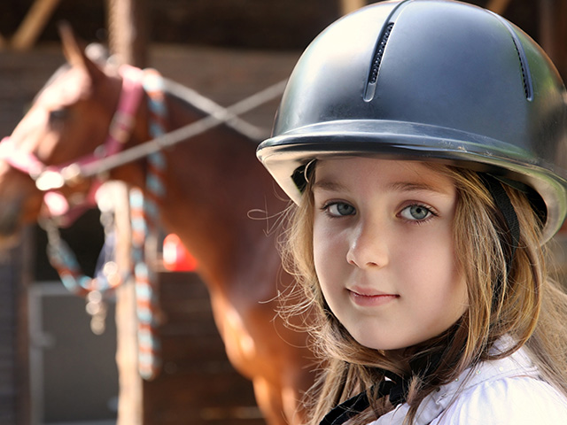fillette avec sa bonbonne prête à monter sur son cheval colo été