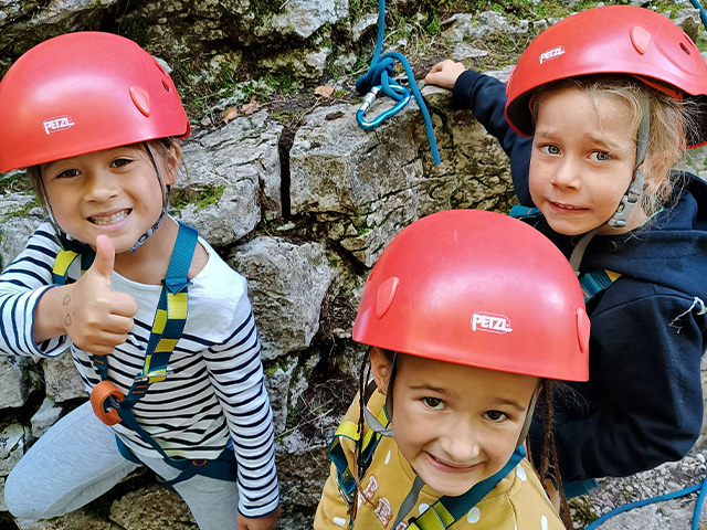 trois enfants faisant de l'escalade dans le vercors séjour spécial aventuriers