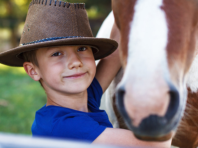 garçon et son cheval en colonie de vacances dans le vercors