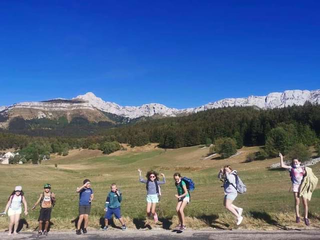 groupe d'enfants en colo à la campagne cet été