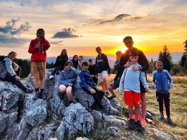 Groupe de jeunes qui s'amuse en pleine nature en colo de vacances codage informatique cet été