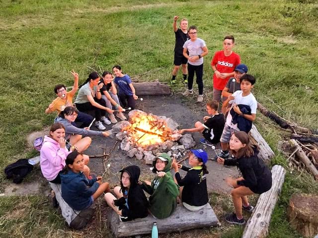 Feu de camps en bivouac en colo de vacances cet été