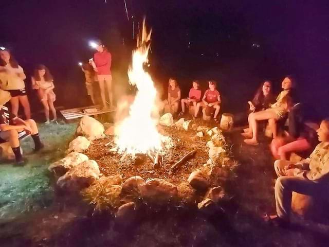 Feu de camps en colo de vacances Bivouac cet été