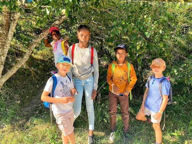 Groupe de jeunes en colo de vacances codage informatique cet été