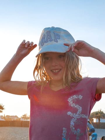 Portrait d'une jeune fille qui est en colo de vacances à la mer