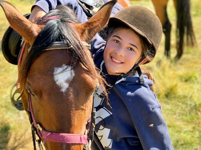 Jeune fille cet été en colo de vacances