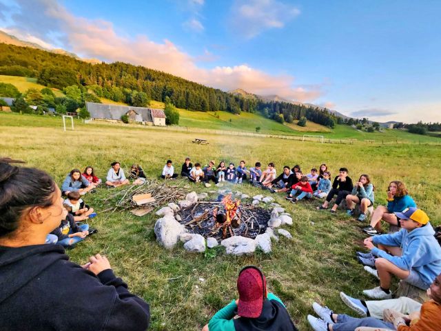 Feu de camp en colo de vacances où les jeunes peuvent etre en contact avec les animaux
