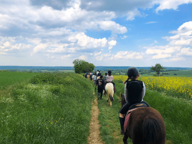 Balade à poney en colo de vacances Equitation cet été