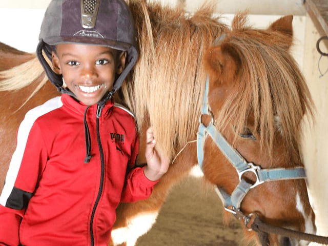 Jeune garçon en colo de vacances Poney cet été dans le Vercors
