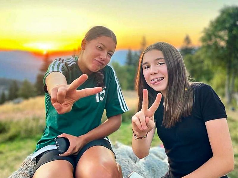 Deux jeunes filles en colo de vacances Poney dans le Vercors