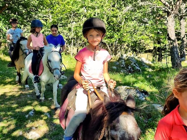 Colo poney cet été en colo dans le Vercors pour les 6-11 ans