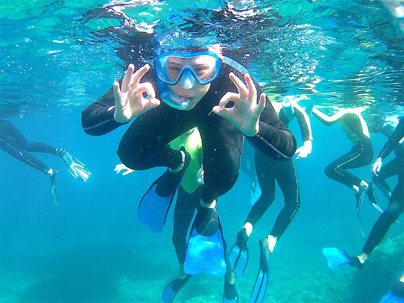 Jeune garçon qui fait de la plongée à Sanary sur Mer, en colo de vacances