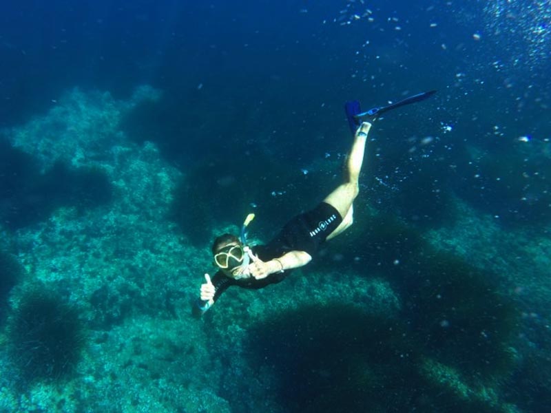 Pré-ado qui fait du Snorkeling lors de sa colo de vacances de l'été