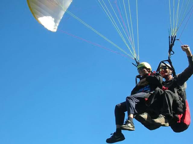 Ado qui pratique le parapente