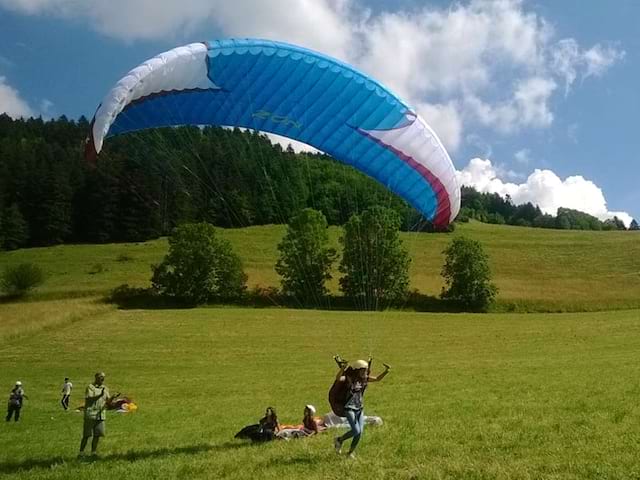 Groupe d'enfants en colonie qui pratiquent le parapente