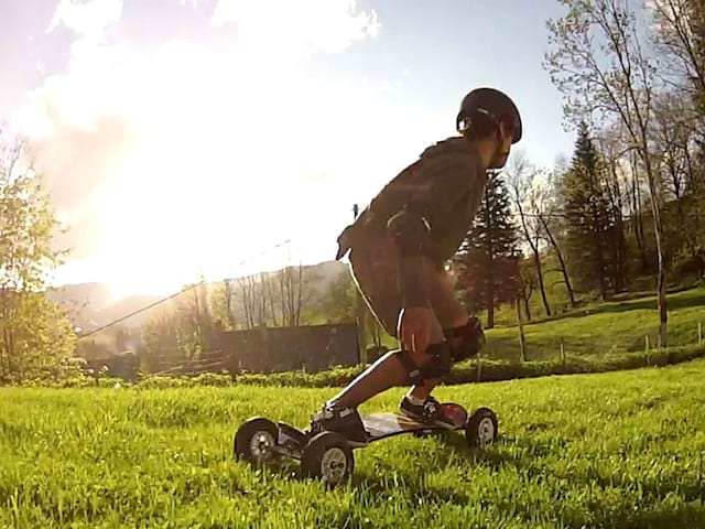 Enfant qui pratique le Mountainbord