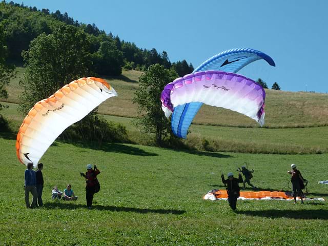 Groupe d'enfants qui pratiquent le parapente