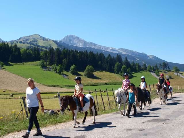 Groupe d'enfants qui se promènent à cheval