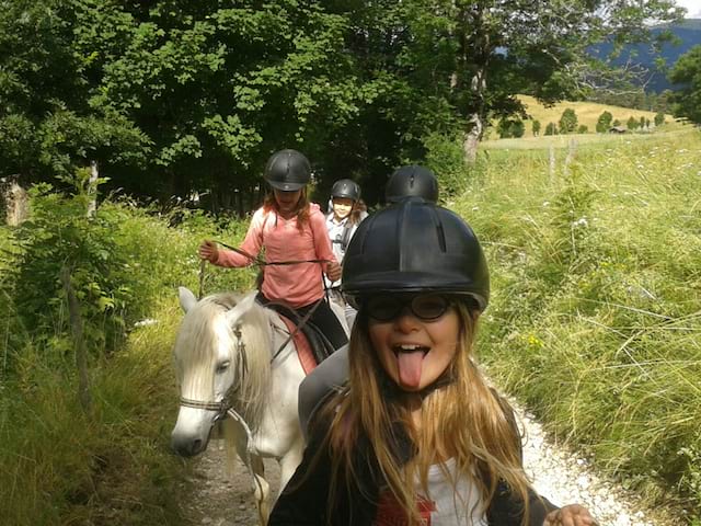 Jeune fille sur un cheval