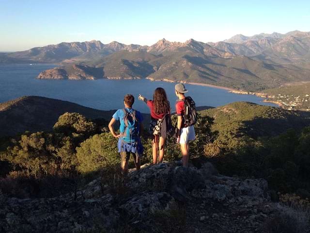 Groupe d'ados de dos en Corse
