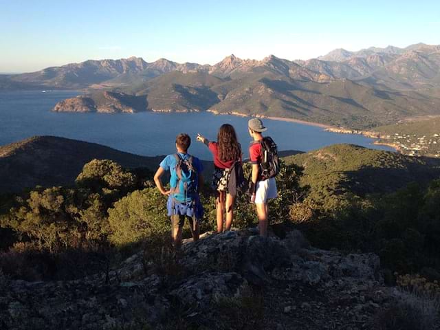 Groupe d'ados de dos en Corse