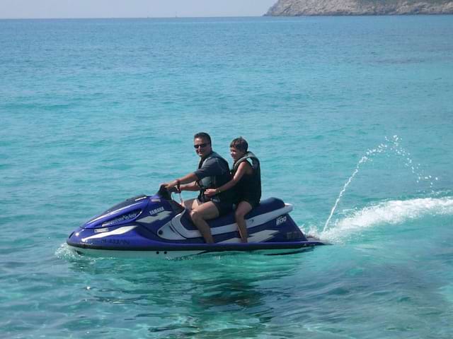 Ados qui fait du Jet-ski en colonie de vacances