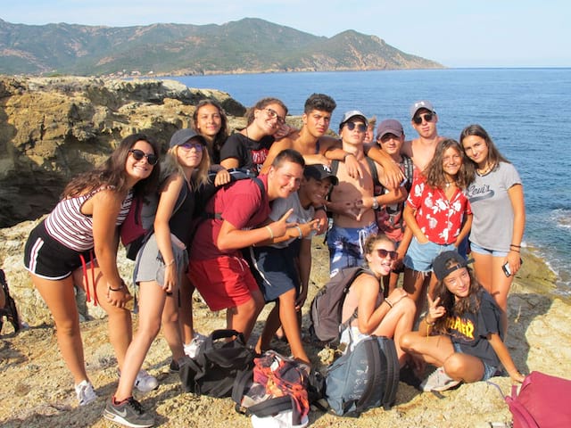 Groupe d'ados au bord de la falaise Corse en vacances