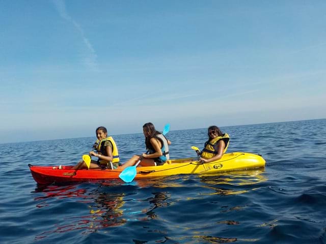 Groupe  de jeunes qui pratiquent la canoë en Corse