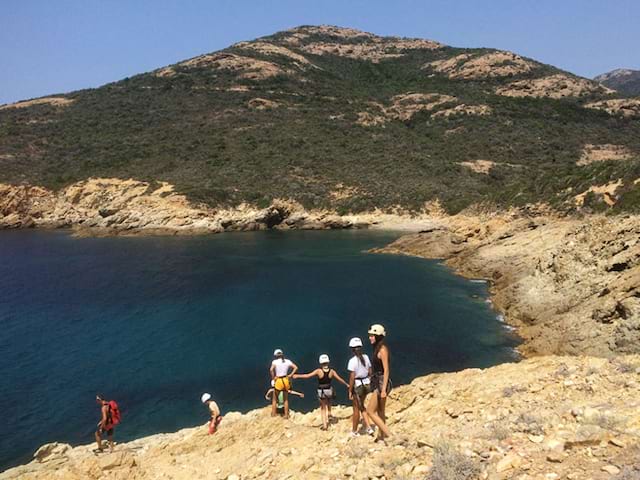 Jeunes au bord de l'eau en Corse