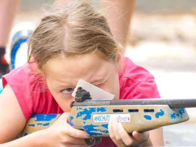 Jeune fille de 10 ans en colo de vacances biathlon cet été