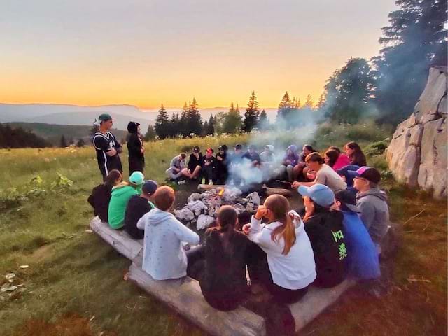 Groupe de jeunes en colo de vacances cet été 