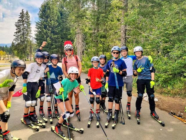 Groupe de jeunes en colo de vacances multi activités cet été