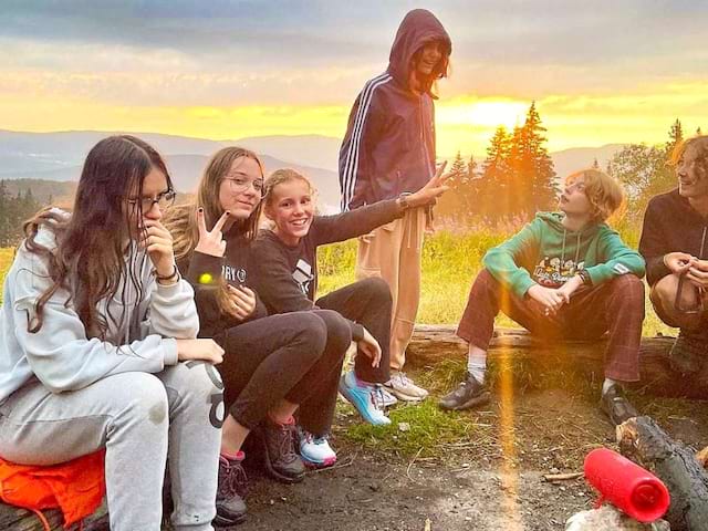 Groupe de jeunes en colo de vacances multiactivités