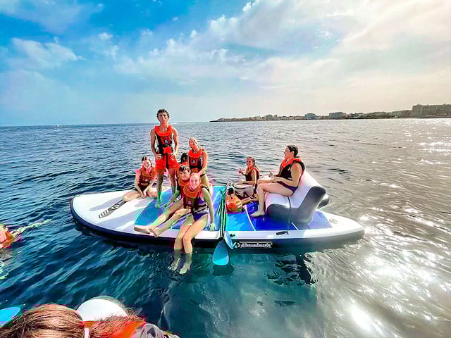 ados faisant du paddle en colonie de vacances a majorque en itinerance