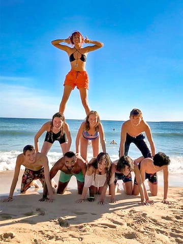 groupe d'ados au bord de la mer en colonie