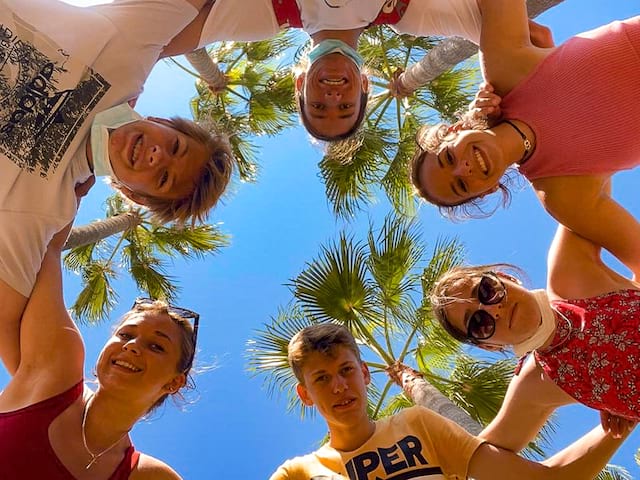 groupe ados en colonie de vacances cet été