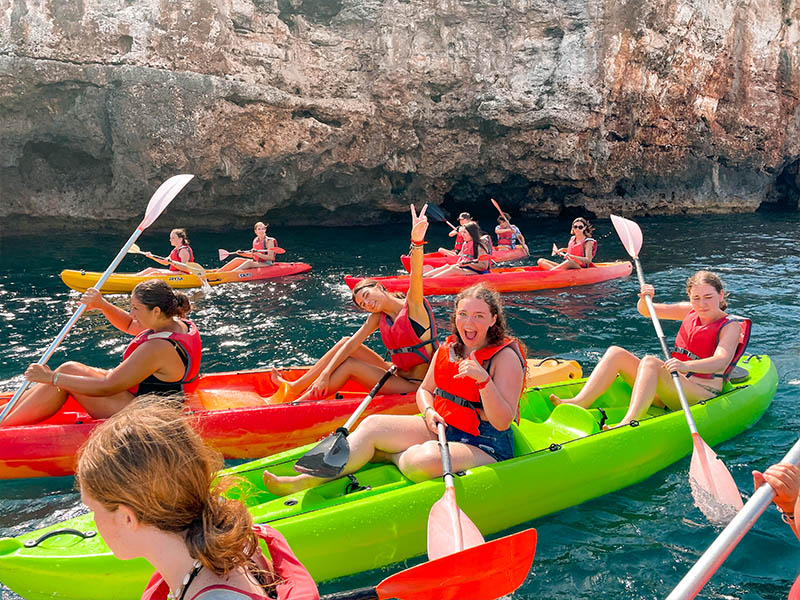 ados faisant du canoe kayak en colonie de vacances