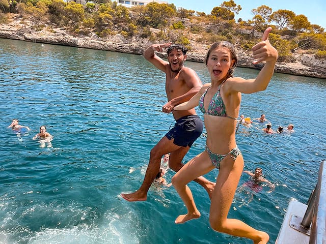 ados se baignant en voyage itinérant en colo