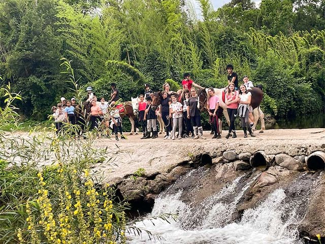 Groupe d'enfants en balade à cheval